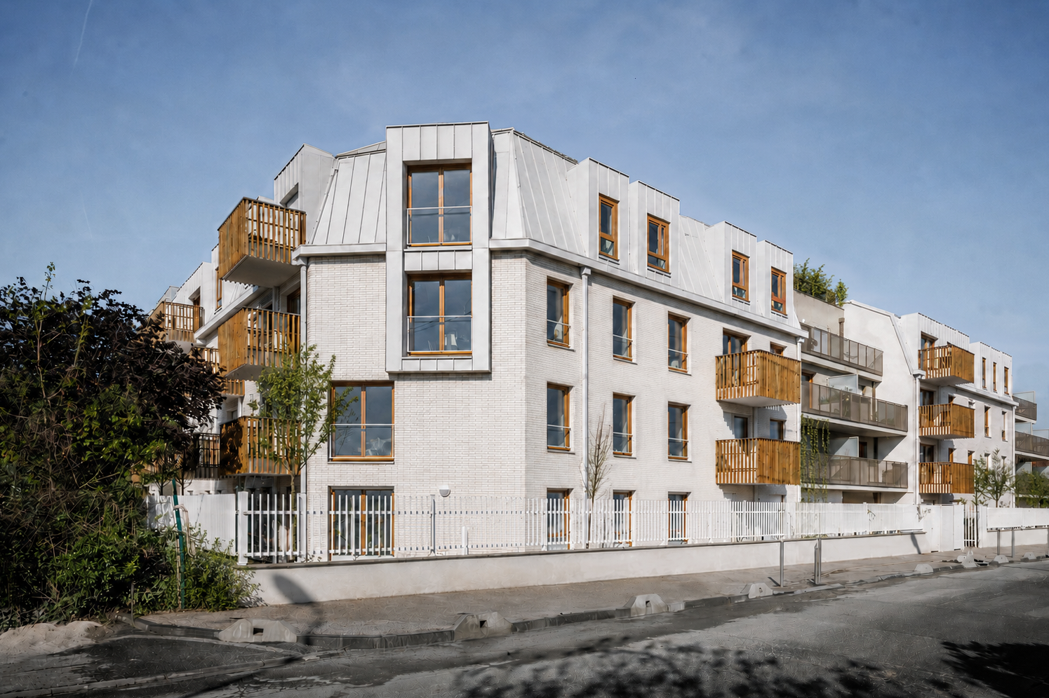 Résidence de 56 logements collectifs conçue par Cussac Architectes & Associés à Bondy (Seine-Saint-Denis), vue d'angle montrant une architecture contemporaine en briques blanches, toitures en zinc et balcons en bois.